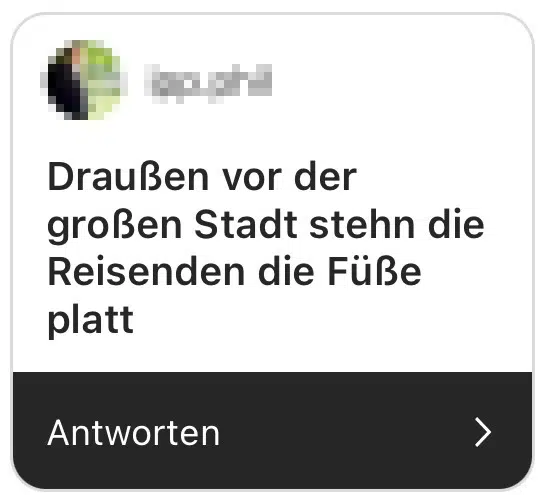 Draußen vor der großen stadt stehen die reisenden sich die Füße platt