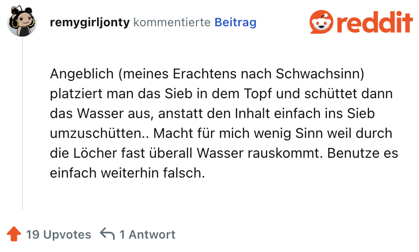 Angeblich (meines Erachtens nach Schwachsinn) platziert man das Sieb in dem Topf und schüttet dann das Wasser aus, anstatt den Inhalt einfach ins Sieb umzuschütten.. Macht für mich wenig Sinn weil durch die Löcher fast überall Wasser rauskommt. Benutze es einfach weiterhin falsch.