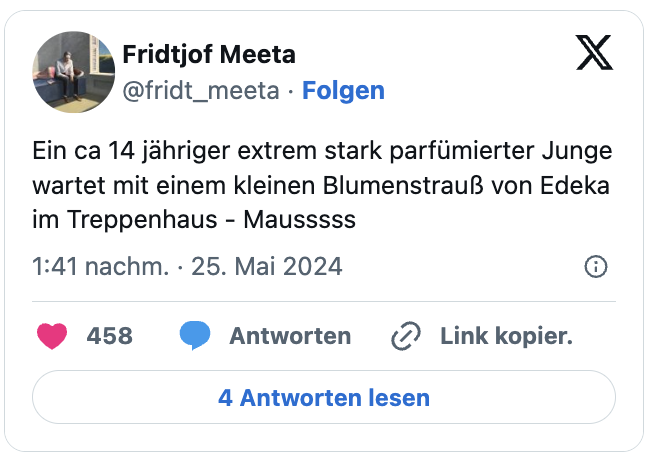 Ein ca 14 jähriger extrem stark parfümierter Junge wartet mit einem kleinen Blumenstrauß von Edeka im Treppenhaus - Mausssss