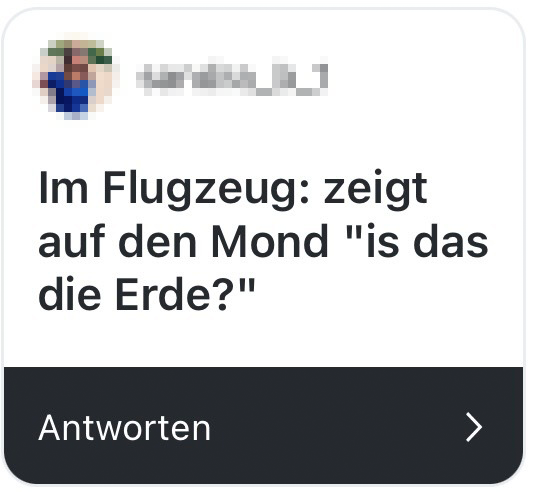 im flugzeug, zeigt auf den mond: ist das die erde?