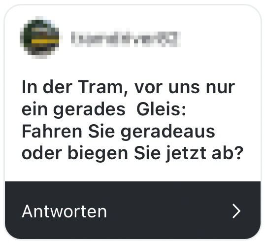 in der tram, vor uns nur ein gerades gleis: fahren sie geradeaus oder biegen sie ab?