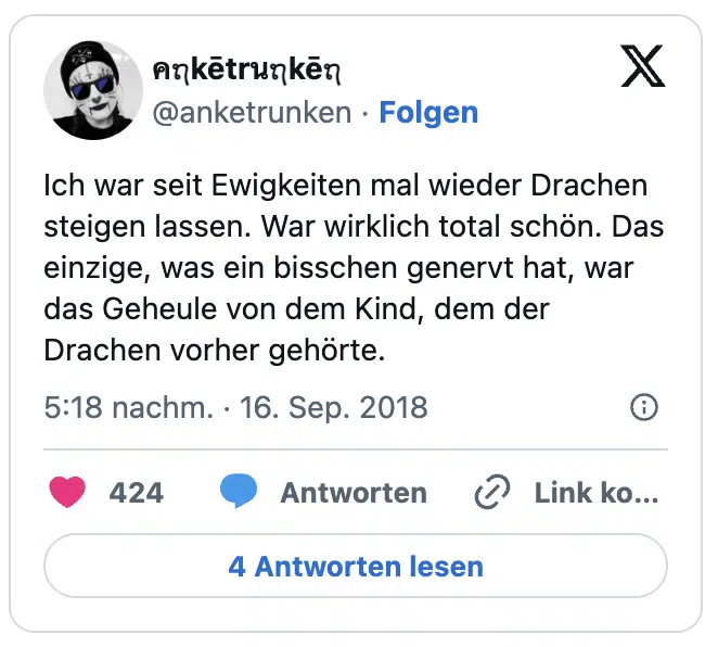 Ich war seit Ewigkeiten mal wieder Drachen steigen lassen. War wirklich total schön. Das einzige, was ein bisschen genervt hat, war das Geheule von dem Kind, dem der Drachen vorher gehörte.