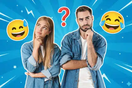 Eine Frau und ein Mann in Jeanshemden stehen nebeneinander und schauen nachdenklich, während sie das Kinn mit der Hand stützen; über ihnen sind lachende Emojis und ein rotes Fragezeichen auf blauem, grafischem Hintergrund zu sehen.