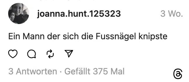 Ein Mann der sich die Fussnägel knipste