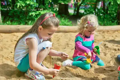 Früh übt sich, wer später mal Burgen bauen will – oder wenigstens Kuchen backen im Sandkasten