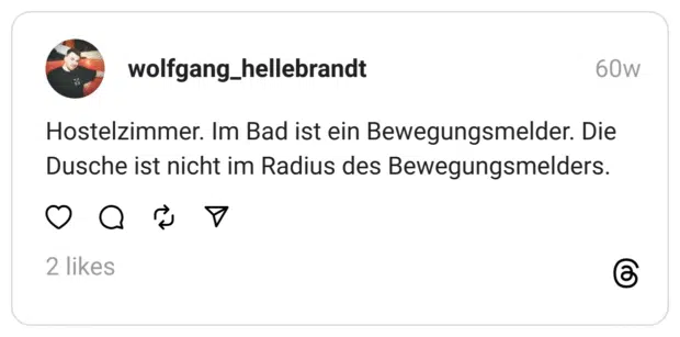 Hostelzimmer. Im Bad ist ein Bewegungsmelder. Die Dusche ist nicht im Radius des Bewegungsmelders.  
