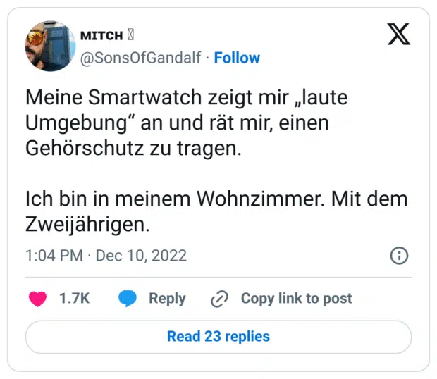 Meine Smartwatch zeigt mir „laute Umgebung“ an und rät mir, einen Gehörschutz zu tragen. 

Ich bin in meinem Wohnzimmer. Mit dem Zweijährigen.