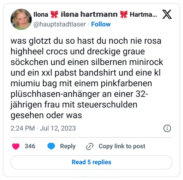 was glotzt du so hast du noch nie rosa highheel crocs und dreckige graue söckchen und einen silbernen minirock und ein xxl pabst bandshirt und eine kl miumiu bag mit einem pinkfarbenen plüschhasen-anhänger an einer 32-jährigen frau mit steuerschulden gesehen oder was
