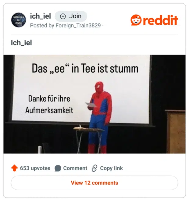 Screenshot eines Reddit-Posts im Subreddit ‚ich_iel‘. Das Bild zeigt eine Person im Spider-Man-Kostüm, die vor einer Leinwand steht und eine Präsentation hält. Auf der Leinwand steht in großer Schrift: ‚Das „ee“ in Tee ist stumm. Danke für Ihre Aufmerksamkeit‘. Der Witz basiert auf einem absurden Sprachspiel, da das Wort ‚Tee‘ zwar mit zwei ‚e‘ geschrieben, aber nur als kurzer Laut ausgesprochen wird – ein typischer Meta-Flachwitz.