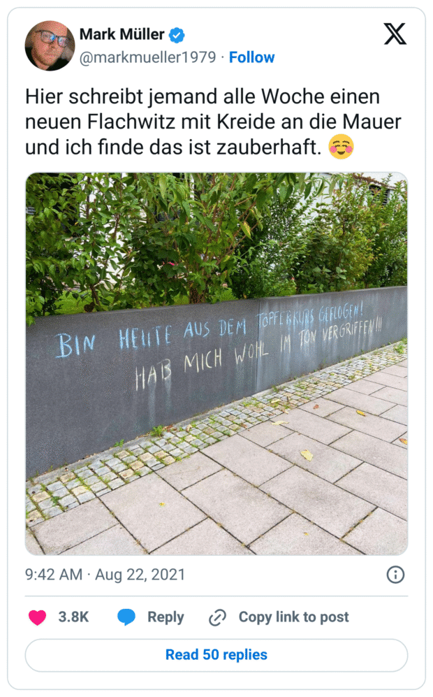 Hier schreibt jemand alle Woche einen neuen Flachwitz mit Kreide an die Mauer und ich finde das ist zauberhaft. ☺️
