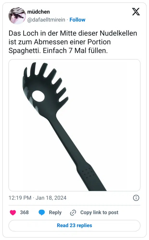 Das Loch in der Mitte dieser Nudelkellen ist zum Abmessen einer Portion Spaghetti. Einfach 7 Mal füllen.