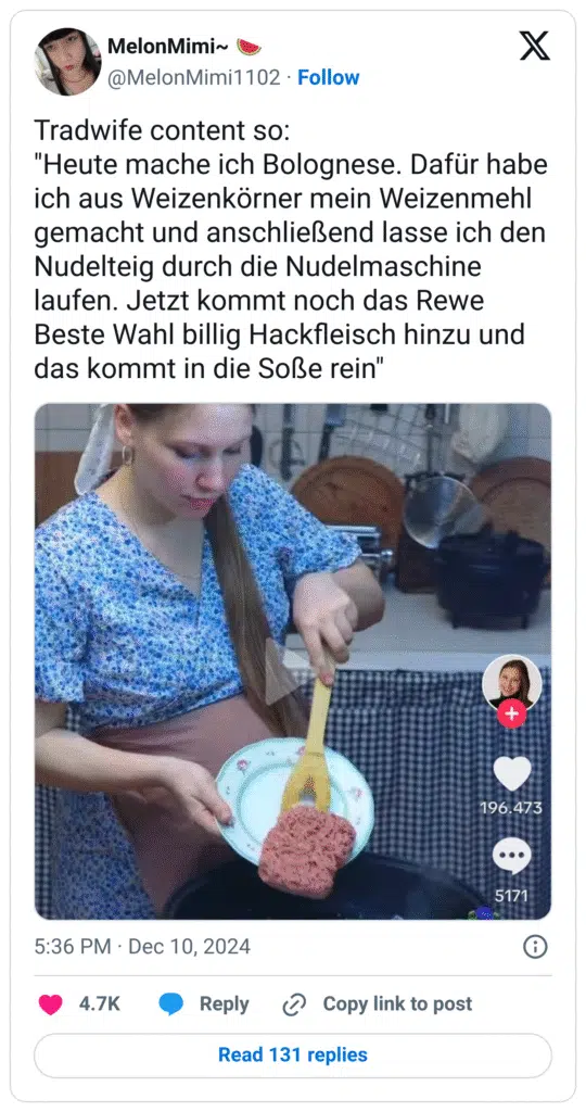 Tradwife content so: "Heute mache ich Bolognese. Dafür habe ich aus Weizenkörner mein Weizenmehl gemacht und anschließend lasse ich den Nudelteig durch die Nudelmaschine laufen. Jetzt kommt noch das Rewe Beste Wahl billig Hackfleisch hinzu und das kommt in die Soße rein"