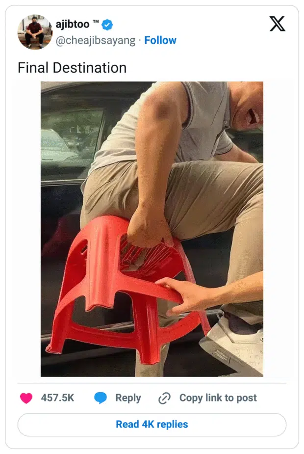 Ein Mann sitzt mit schmerzverzerrtem Gesicht auf einem roten Plastikstuhl. Die Sitzfläche des Stuhls ist durchgebrochen und hat sich unglücklich um seinen Schrittbereich gelegt – offensichtlich eine schmerzhafte Situation. Darunter steht der Kommentar „Final Destination“, eine Anspielung auf die Horrorfilmreihe, in der unglückliche Kettenreaktionen zu schlimmen Konsequenzen führen.