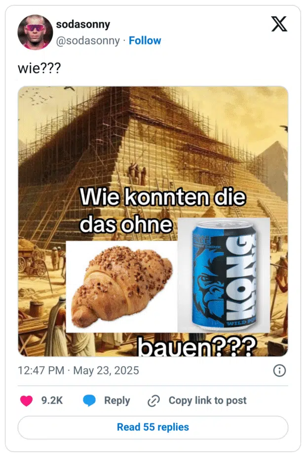 Ein historisches Gemälde zeigt den Bau einer ägyptischen Pyramide mit Arbeitern und Gerüsten.
Darüber steht in großen weißen Buchstaben:
„Wie konnten die das ohne ... bauen???“
Darunter sind zwei moderne Produkte eingefügt:
Ein Nuss-Nougat-Croissant und eine Dose des Energy-Drinks „KONG“.
Das Meme parodiert moderne Baustellen-Snacks und stellt humorvoll in Frage, wie antike Meisterwerke ohne sie möglich waren.