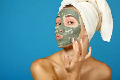 Junge Frau macht Gesichtspflege mit Heilerde-Maske – Wellness-Routine für reine Haut und Entspannung