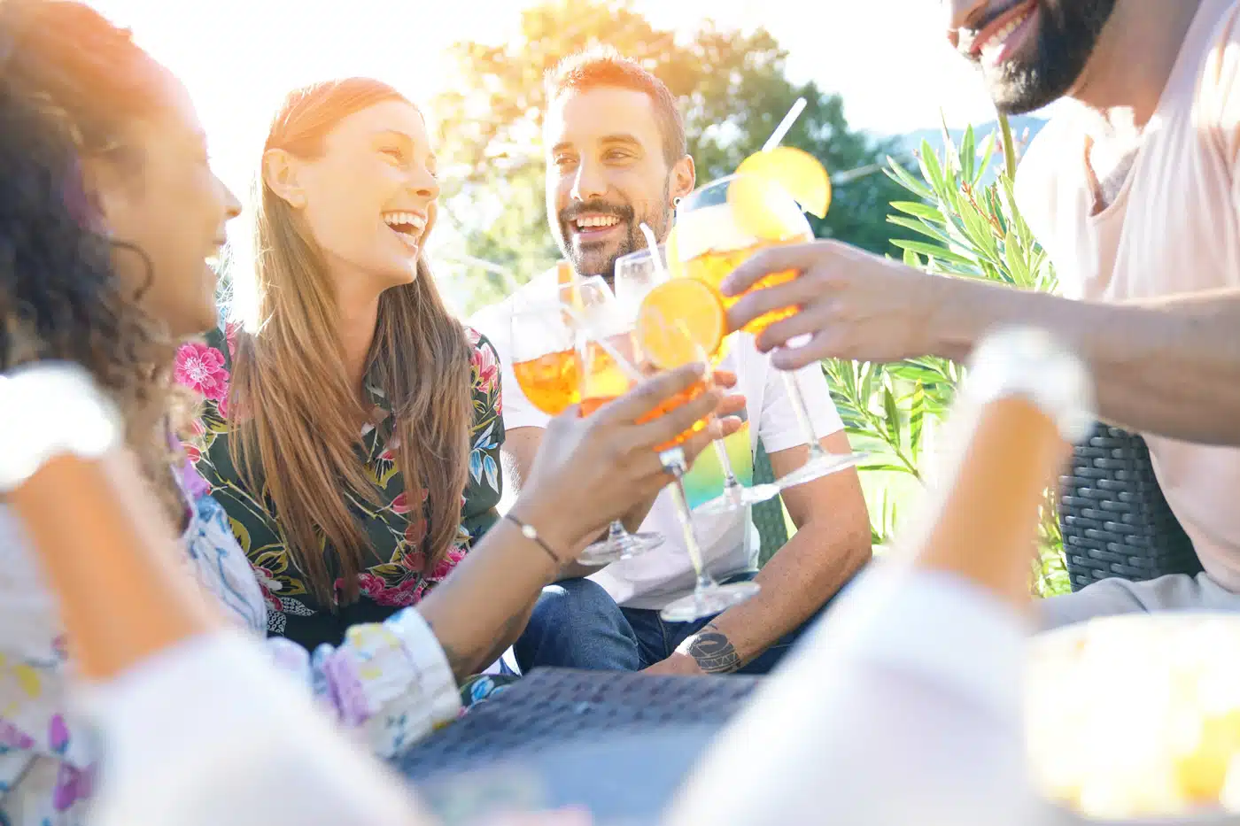 Freunde stoßen im Sommer mit einem Sommer Drink an