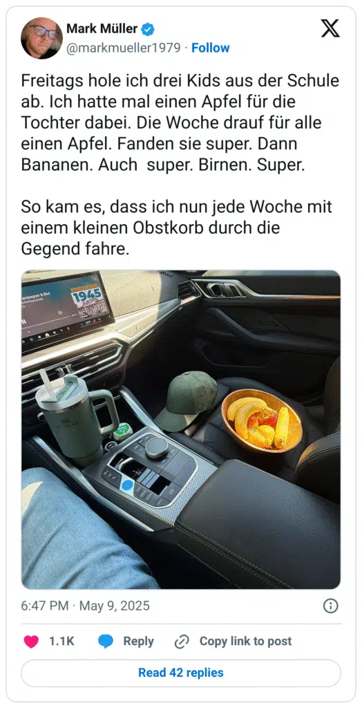 Freitags hole ich drei Kids aus der Schule ab. Ich hatte mal einen Apfel für die Tochter dabei. Die Woche drauf für alle einen Apfel. Fanden sie super. Dann Bananen. Auch  super. Birnen. Super.

So kam es, dass ich nun jede Woche mit einem kleinen Obstkorb durch die Gegend fahre.