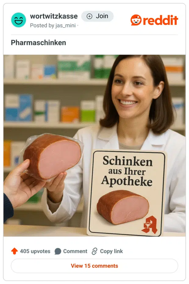 Eine freundlich lächelnde Apothekerin reicht über den Tresen ein vakuumverpacktes Stück Schinken.
Daneben ein Schild mit der Aufschrift: „Schinken aus Ihrer Apotheke“ – inklusive rotem Apothekenzeichen.
Der Titel „Pharmaschinken“ ist ein klassisches Wortspiel mit dem Begriff „Pharmazeutika“.