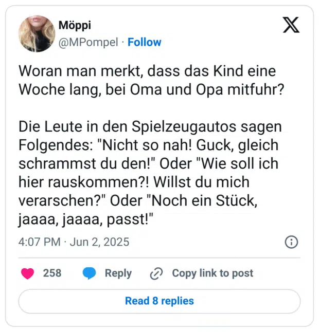 Woran man merkt, dass das Kind eine Woche lang, bei Oma und Opa mitfuhr? Die Leute in den Spielzeugautos sagen Folgendes: "Nicht so nah! Guck, gleich schrammst du den!" Oder "Wie soll ich hier rauskommen?! Willst du mich verarschen?" Oder "Noch ein Stück, jaaaa, jaaaa, passt
