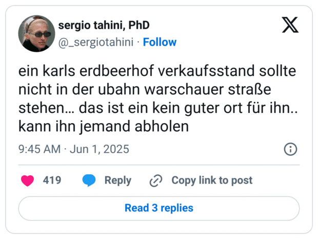 ein karls erdbeerhof verkaufsstand sollte nicht in der ubahn warschauer straße stehen… das ist ein kein guter ort für ihn.. kann ihn jemand abholen
