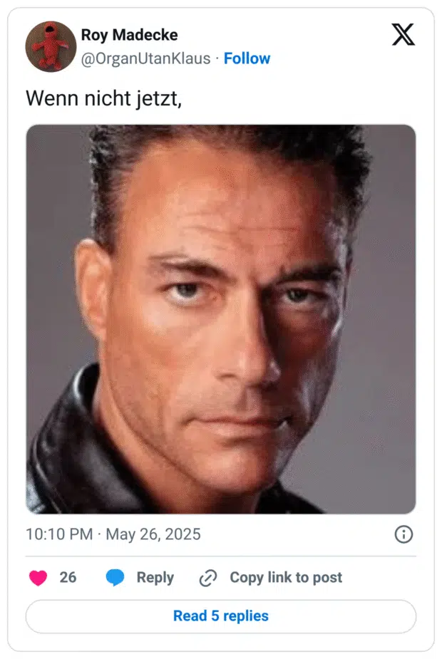 Tweet mit dem Text „Wenn nicht jetzt,“ gefolgt von einem Porträtfoto von Jean-Claude Van Damme.
Der Beitrag spielt auf das bekannte Sprichwort „Wenn nicht jetzt, wann dann?“ an – mit einem humorvollen Wortspiel, das auf „Van Damme“ endet.