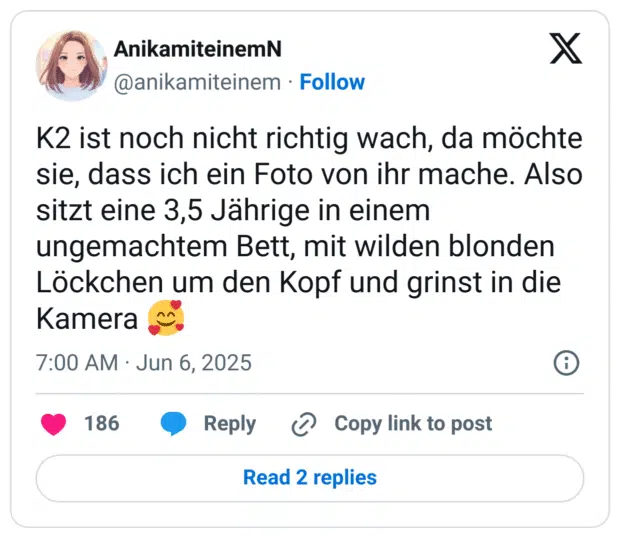K2 ist noch nicht richtig wach, da möchte sie, dass ich ein Foto von ihr mache. Also sitzt eine 3,5 Jährige in einem ungemachtem Bett, mit wilden blonden Löckchen um den Kopf und grinst in die Kamera 🥰
