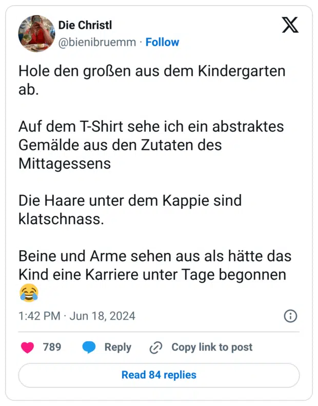 Hole den großen aus dem Kindergarten ab. Auf dem T-Shirt sehe ich ein abstraktes Gemälde aus den Zutaten des Mittagessens Die Haare unter dem Kappie sind klatschnass. Beine und Arme sehen aus als hätte das Kind eine Karriere unter Tage begonnen