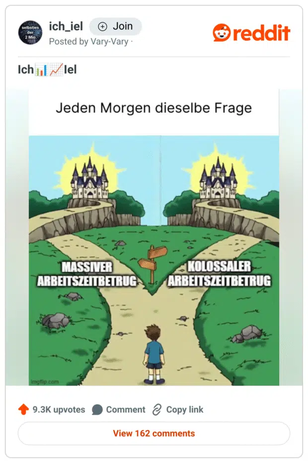 Comicartige Illustration mit einem Weg, der sich in zwei Richtungen gabelt. Beide Wege führen zu einer strahlenden Burg. Der linke Pfad ist beschildert mit „Massiver Arbeitszeitbetrug“, der rechte mit „Kolossaler Arbeitszeitbetrug“. Eine Figur steht davor und muss sich entscheiden. Darüber steht: „Jeden Morgen dieselbe Frage.“