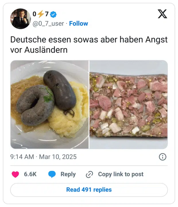 Zweigeteiltes Bild. Links ein deutscher Teller mit zwei traditionellen Würsten – einer Blutwurst und einer grauen Leberwurst – auf Sauerkraut und Kartoffelstampf. Rechts eine Scheibe Presssack mit durchzogenem Fleisch, Fett und Gelee. Darüber der ironisch-politische Kommentar: „Deutsche essen sowas aber haben Angst vor Ausländern.“