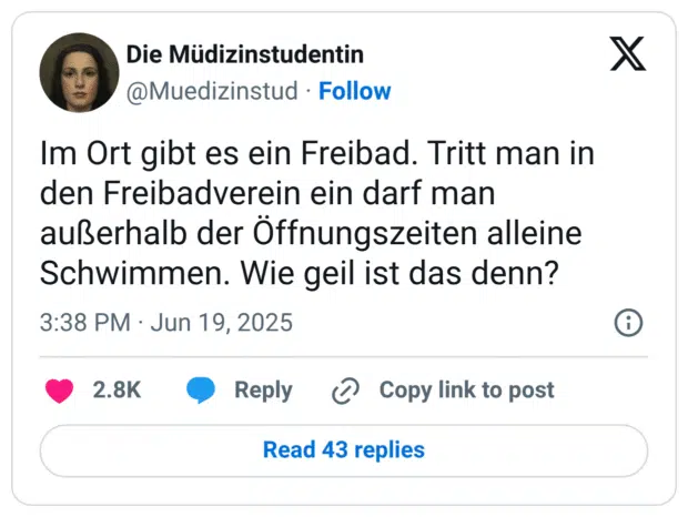 Im Ort gibt es ein Freibad. Tritt man in den Freibadverein ein darf man außerhalb der Öffnungszeiten alleine Schwimmen. Wie geil ist das denn?