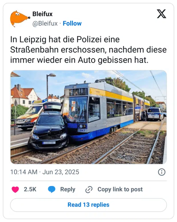 In Leipzig hat die Polizei eine Straßenbahn erschossen, nachdem diese immer wieder ein Auto gebissen hat.