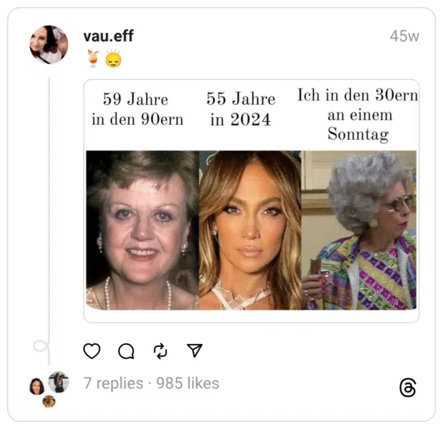 Ein Bildvergleich mit drei Fotos nebeneinander. Links: eine ältere Frau aus den 90ern, mit der Beschriftung „59 Jahre in den 90ern“. In der Mitte: Jennifer Lopez mit dem Text „55 Jahre in 2024“. Rechts: eine exzentrisch gekleidete ältere Dame mit grauer Hochfrisur, Sonnenbrille und Getränk, mit der Beschriftung „Ich in den 30ern an einem Sonntag“. Der Kontrast zeigt humorvoll den Wandel von Altersbildern – und wie erschöpft man sich als Mittdreißiger an einem Sonntag fühlen kann.