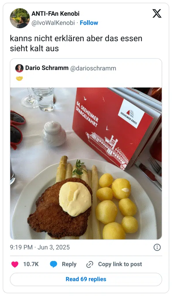 Tweet von @IvoWalKenobi mit dem Text: „kanns nicht erklären aber das essen sieht kalt aus“. Darunter ein eingebetteter Post von @darioschramm mit einem Foto von einem klassischen deutschen Spargelgericht: panierte Schnitzel mit einer Portion Sauce Hollandaise, weißen Spargelstangen und gekochten Kartoffeln auf einem weißen Teller. Im Hintergrund ein rotes Programmheft mit der Aufschrift „64. Seeheimer Spargelfahrt“. Trotz typischer warmer Speisen wirkt das Bild kühl und emotionslos – was den Kommentar humorvoll unterstreicht.