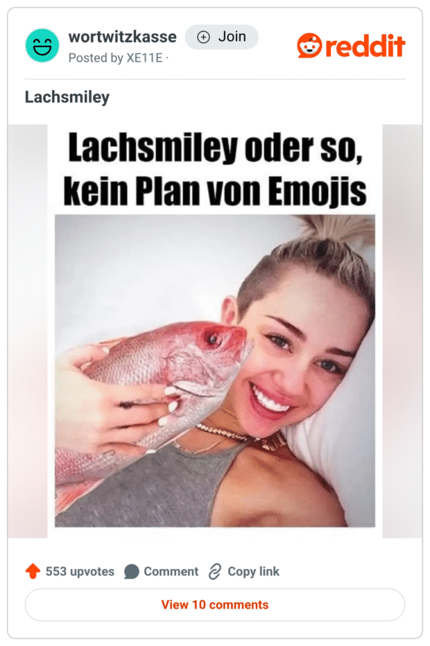 Das Meme spielt mit einem simplen, aber lustigen Wortspiel: Statt „Lachsmiley“ (gemeint als „lachendes Smiley“ oder 😂) zeigt das Bild eine Frau, die einen echten Lachs vor ihr Gesicht hält, sodass es aussieht, als würde der Fisch ihr „Lächeln“ vervollständigen. Dazu der Text: „Lachsmiley oder so, kein Plan von Emojis“, was den Gag perfekt abrundet, weil es so tut, als hätte jemand das Wort „Lachsmiley“ wörtlich genommen – nämlich als Lachs + Smiley.

Das ist ein schönes Beispiel für einen Flachwitz, der auf einem simplen Missverständnis zwischen der wörtlichen und der metaphorischen Bedeutung eines Begriffs basiert – klassischer Wortwitz-Humor.