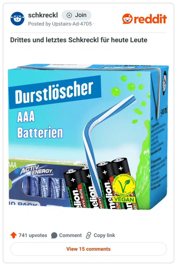 Fotomontage eines Durstlöscher-Getränkekartons, auf dem statt des üblichen Designs Batterien der Größe AAA abgebildet sind. Der Schriftzug lautet: „Durstlöscher AAA Batterien“. Es ist ein Trinkhalm zu sehen, der scheinbar aus einer Batterie ragt. Ein vegan-Siegel ist ebenfalls auf dem Karton montiert, was den absurden Charakter des Bildes unterstreicht.