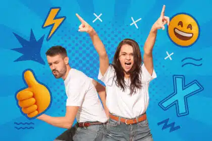 Junges Paar in weißen T-Shirts posiert energiegeladen vor einem poppigen, blauen Hintergrund mit Comic-Elementen, Emojis und Retro-Grafiken – Vorschau-Bild für einen Social-Media-Post über Geschlechterklischees auf Twitterperlen.de.