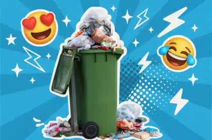 Eine überquellende grüne Mülltonne steht auf einem Parkplatz, Müll liegt verstreut auf dem Boden. Der Hintergrund ist ein blauer Comic-Stil mit weißen Sternen, Blitzen und Punkten. Zwei große Emojis – eines mit Herzaugen, das andere lachend mit Freudentränen – schweben daneben. Die Szene wirkt absurd fröhlich trotz des chaotischen Motivs.