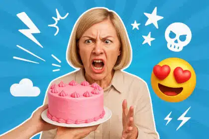 Eine wütende Frau mittleren Alters mit blonden Haaren schreit eine rosa Torte an, die ihr von einer anderen Person gereicht wird. Der Hintergrund ist ein radialer Farbverlauf in Blau mit weißen Pop-Art-Elementen wie Sternen, Blitzen, einem Totenkopf und einem Herzchen-Augen-Emoji. Die Szene wirkt übertrieben und humorvoll dramatisch.