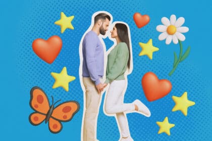 Verliebtes Paar blickt sich lächelnd in die Augen, umgeben von bunten 3D-Emojis wie Herzen, Sternen, Schmetterlingen und Blumen auf einem poppigen, blauen Collagen-Hintergrund – eine verspielte Visualisierung romantischer Gefühle und der Leichtigkeit des Verliebtseins.