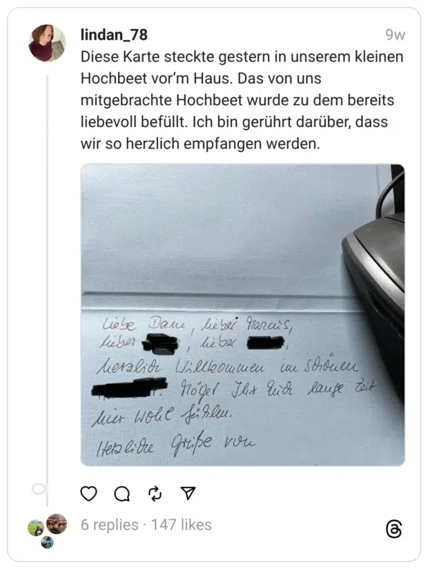 Diese Karte steckte gestern in unserem kleinen Hochbeet vor‘m Haus. Das von uns mitgebrachte Hochbeet wurde zu dem bereits liebevoll befüllt. Ich bin gerührt darüber, dass wir so herzlich empfangen werden.  
