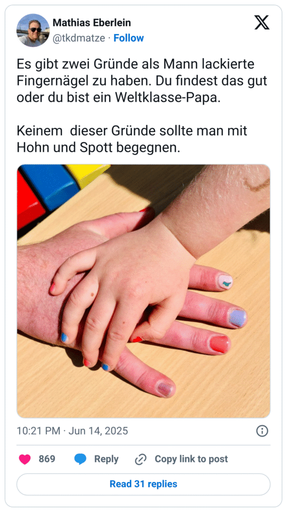 Es gibt zwei Gründe als Mann lackierte Fingernägel zu haben. Du findest das gut oder du bist ein Weltklasse-Papa. 

Keinem  dieser Gründe sollte man mit Hohn und Spott begegnen.