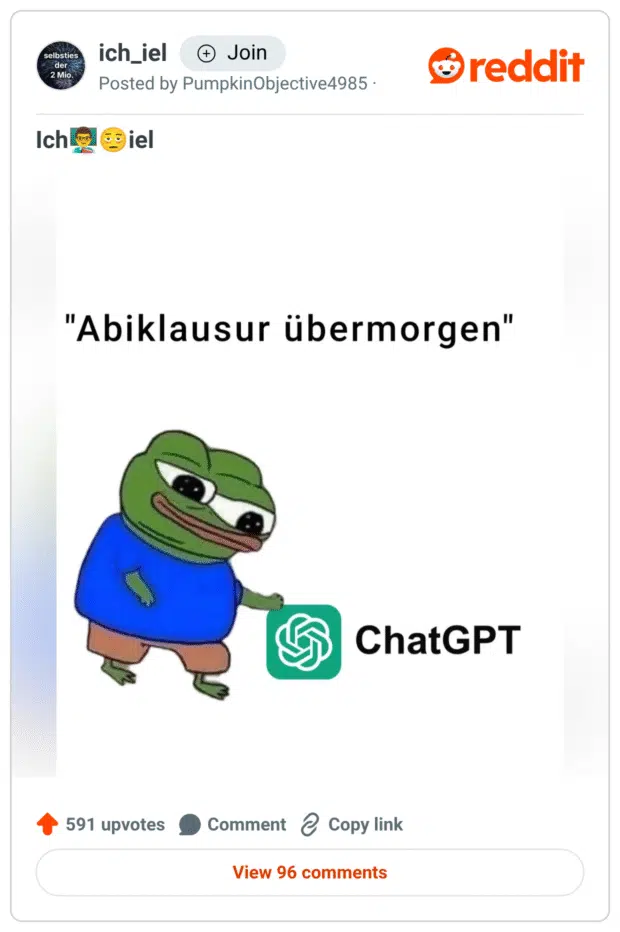 Das Bild zeigt ein Meme mit weißem Hintergrund. In der Mitte steht der Text: „Abiklausur übermorgen“. Darunter ist ein Pepe-der-Frosch-Charakter zu sehen, der leicht nach vorne gebeugt ist und die Hand in Richtung des ChatGPT-Logos ausstreckt, als würde er Hilfe suchen. Das ChatGPT-Logo ist gut sichtbar rechts unten platziert. Das Meme spielt humorvoll auf Schüler*innen an, die sich erst kurz vor der Abiturprüfung an ChatGPT wenden, um Unterstützung zu bekommen.