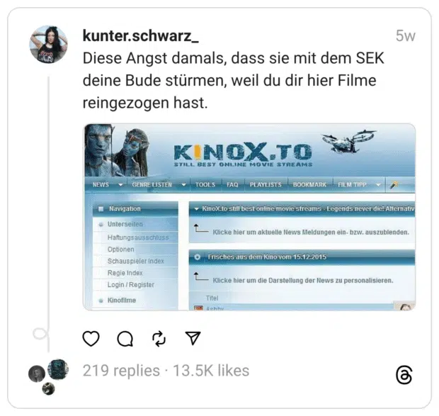 Das Bild zeigt einen Screenshot eines Instagram-Posts von „kunter.schwarz_“, der ein altes Interface der Streaming-Seite „KINOX.TO“ zeigt. Oben steht: „Diese Angst damals, dass sie mit dem SEK deine Bude stürmen, weil du dir hier Filme reingezogen hast.“ Der Screenshot der Website zeigt das typische blau-graue Layout mit Menüleisten wie „NEWS“, „GENRE LISTEN“, „TOOLS“, „FAQ“ und Kategorien wie „Schauspieler Index“ oder „Regie Index“. Das Bild spielt humorvoll auf die Angst vieler Nutzer in den 2000ern an, beim Schauen illegaler Streams erwischt zu werden.