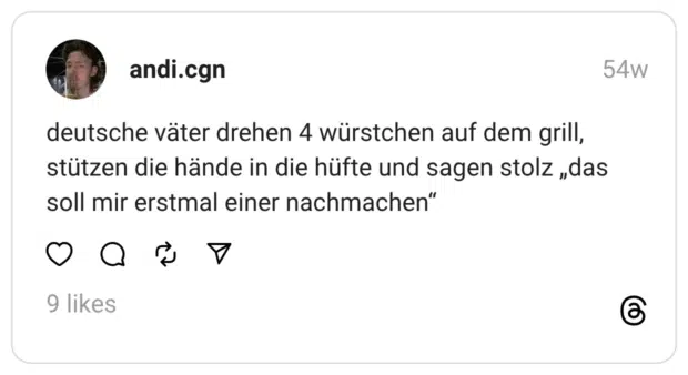 deutsche väter drehen 4 würstchen auf dem grill, stützen die hände in die hüfte und sagen stolz „das soll mir erstmal einer nachmachen“