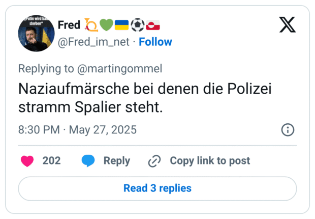 Naziaufmärsche bei denen die Polizei stramm Spalier steht.