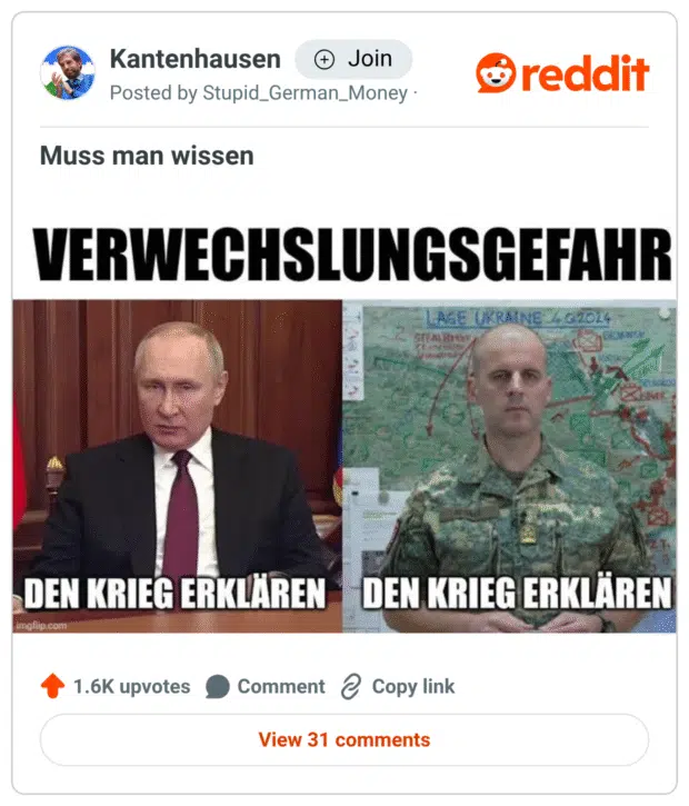 Das Meme zeigt zwei Bilder nebeneinander unter der großen Überschrift „VERWECHSLUNGSGEFAHR“. Links sieht man Wladimir Putin in Anzug und Krawatte an einem Tisch sitzend, mit dem Untertitel „DEN KRIEG ERKLÄREN“ – im Sinne von „Krieg anfangen“. Rechts steht ein Bundeswehroffizier in Tarnuniform vor einer Ukraine-Karte, ebenfalls mit dem Text „DEN KRIEG ERKLÄREN“ – hier jedoch im Sinne von „den Krieg erklären“ im Fernsehen oder Unterricht. Das Meme spielt ironisch mit der Doppeldeutigkeit des Ausdrucks.