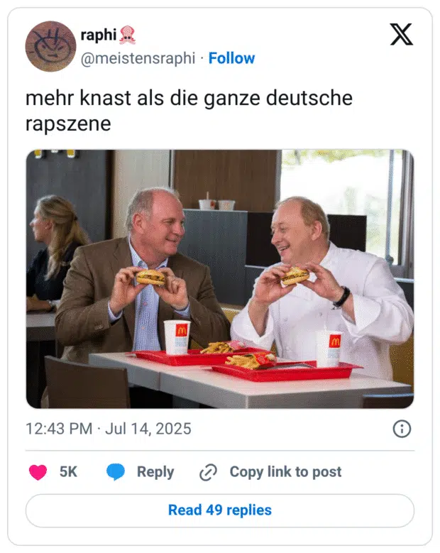 Uli Hoeneß und Alfons Schuhbeck sitzen lächelnd in einer McDonald’s-Filiale, halten Burger in der Hand und wirken sichtlich gut gelaunt. Vor ihnen liegen rote Tabletts mit Pommes und Softdrinks. Darüber der Tweet: „mehr knast als die ganze deutsche rapszene“. Die Pointe des Bildes liegt im Kontrast zwischen ihrem bürgerlichen Auftreten und ihrer gemeinsamen Vergangenheit: Beide wurden wegen Steuerhinterziehung verurteilt und verbüßten Haftstrafen – ein satirischer Seitenhieb auf Image, Justiz und Deutschrap-Klischees.