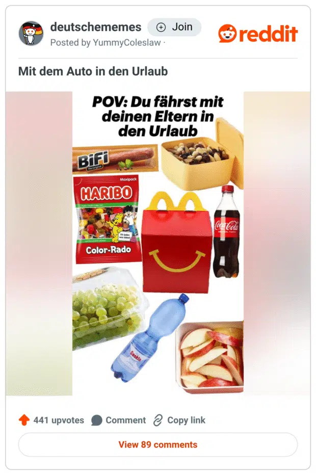 Collage mit der Überschrift: „POV: Du fährst mit deinen Eltern in den Urlaub“. Abgebildet sind typische deutsche Reise-Snacks: eine BiFi-Wurst, eine Tupperdose mit Studentenfutter, eine Packung Haribo Color-Rado, eine McDonald's Happy Meal-Box, eine Flasche Coca-Cola, ein Behälter mit geschnittenen Apfelschnitzen, eine Flasche Saskia-Wasser und eine Schale mit grünen Weintrauben. Ein nostalgisches Meme über die klassischen Verpflegungsgewohnheiten auf langen Autofahrten mit der Familie.
