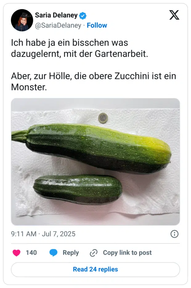 Ich habe ja ein bisschen was dazugelernt, mit der Gartenarbeit.
Aber, zur Hölle, die obere Zucchini ist ein Monster.