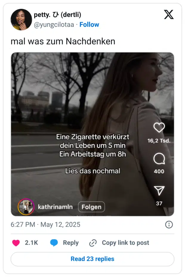 Alt-Text (deutsch):
Ein Social-Media-Post zeigt eine junge Frau, die mit ernster Miene durch eine städtische Gegend mit Hochhäusern und kahlen Bäumen geht. Der eingeblendete Text lautet: „Eine Zigarette verkürzt dein Leben um 5 min. Ein Arbeitstag um 8h. Lies das nochmal“. Der Beitrag soll zum Nachdenken über Arbeitsbedingungen anregen – mit einem ironisch-provokativen Vergleich.